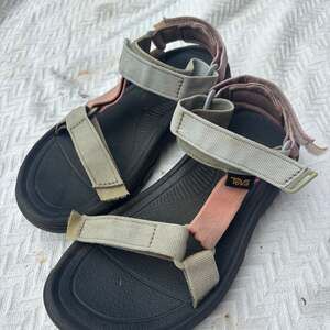 Teva Hurricane Sandals Size 7